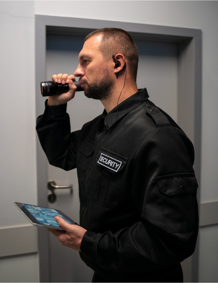 JOSEBA security pracovník s vysielačkou a tabletom